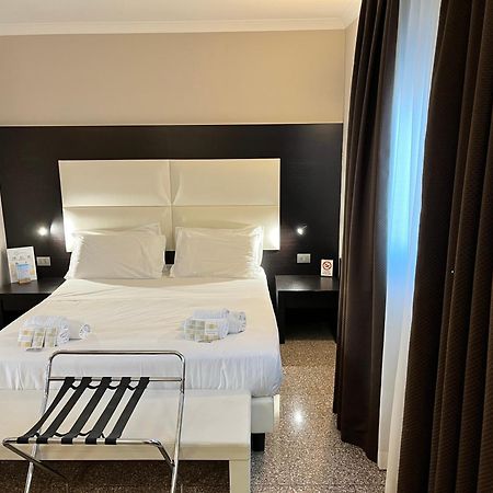 Eh Suites Rome Airport Euro House Hotels Фьюмичино Экстерьер фото