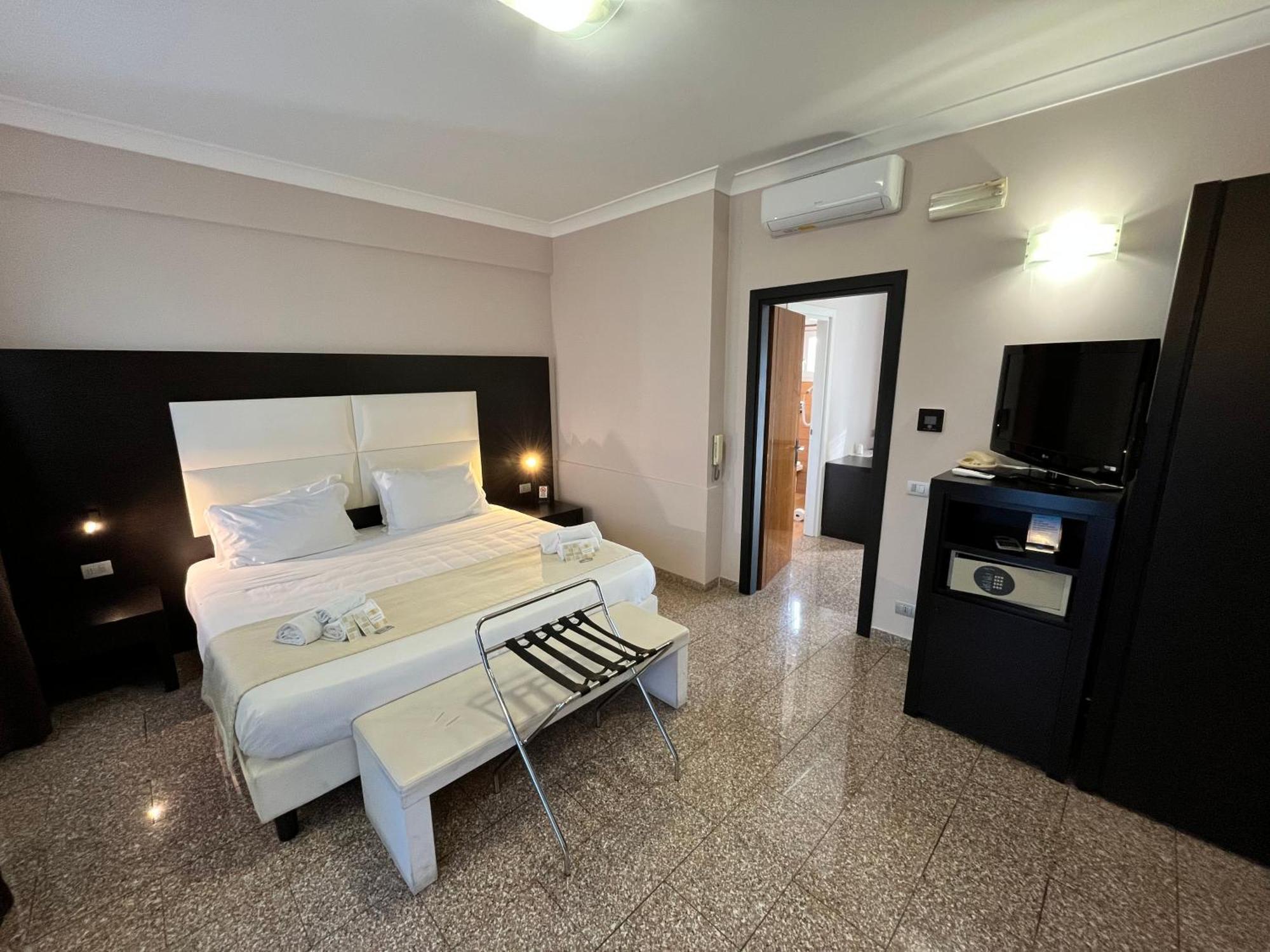 Eh Suites Rome Airport Euro House Hotels Фьюмичино Экстерьер фото
