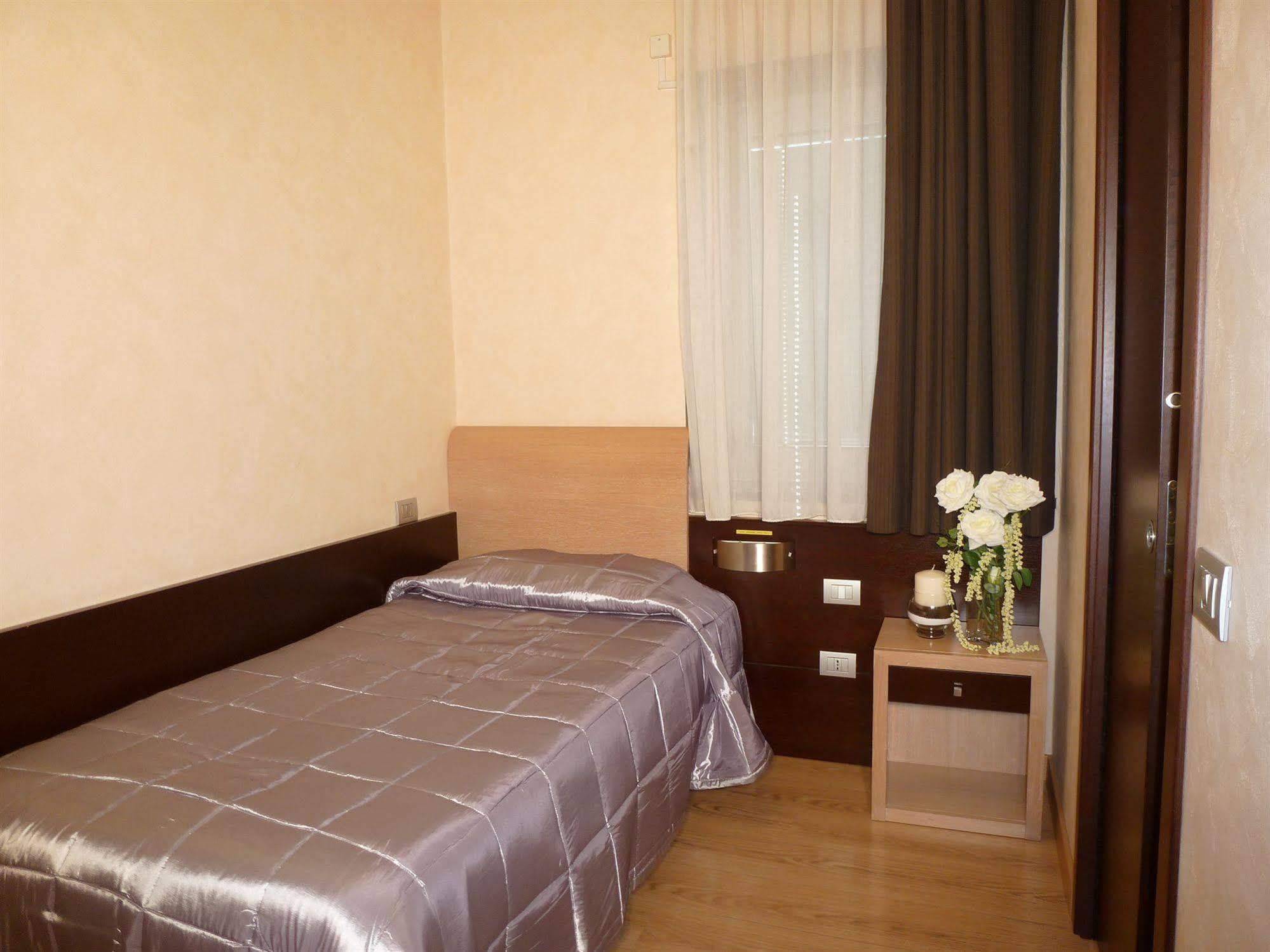 Eh Suites Rome Airport Euro House Hotels Фьюмичино Экстерьер фото