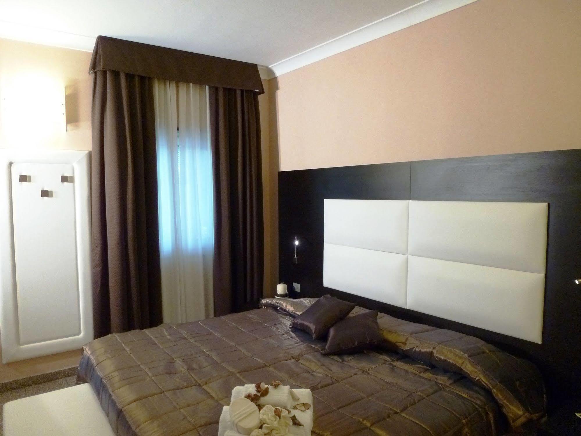 Eh Suites Rome Airport Euro House Hotels Фьюмичино Экстерьер фото