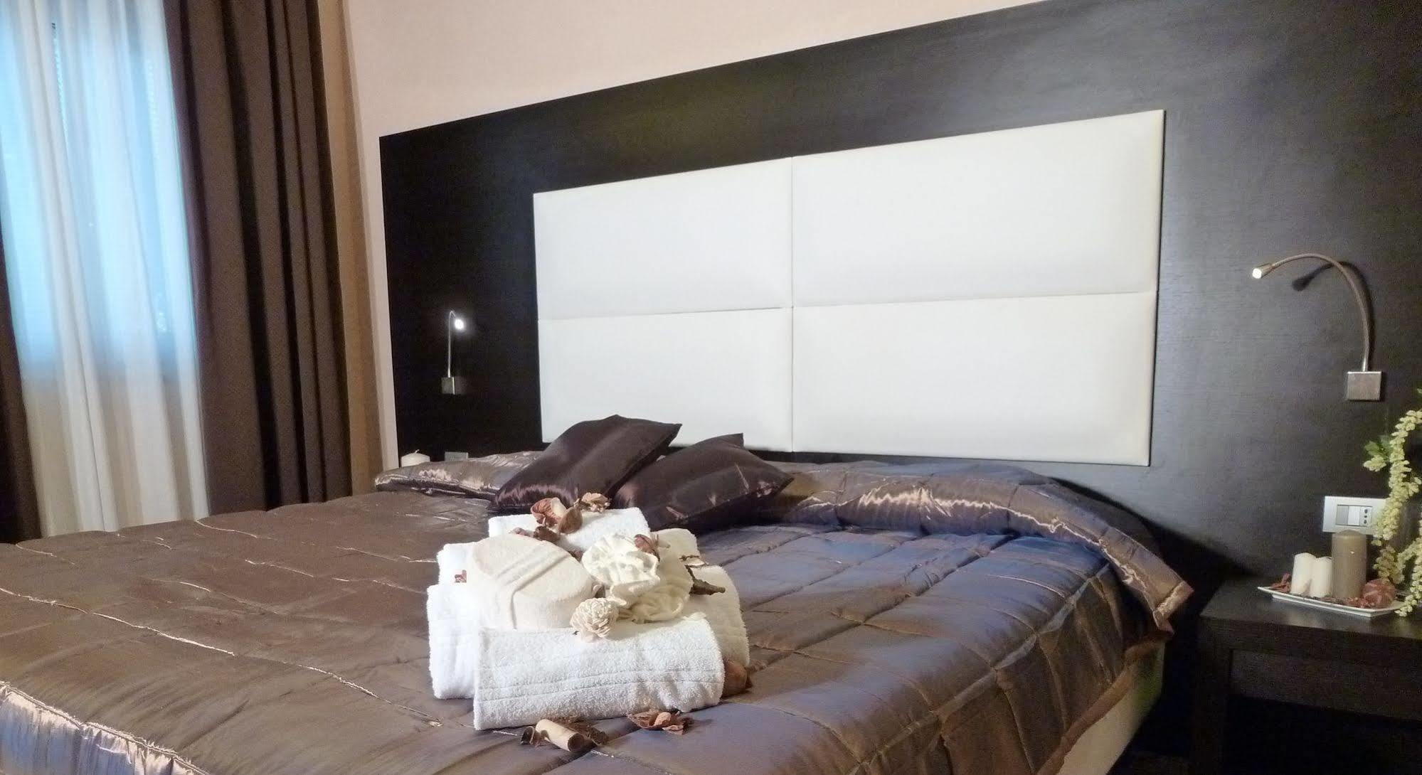 Eh Suites Rome Airport Euro House Hotels Фьюмичино Экстерьер фото