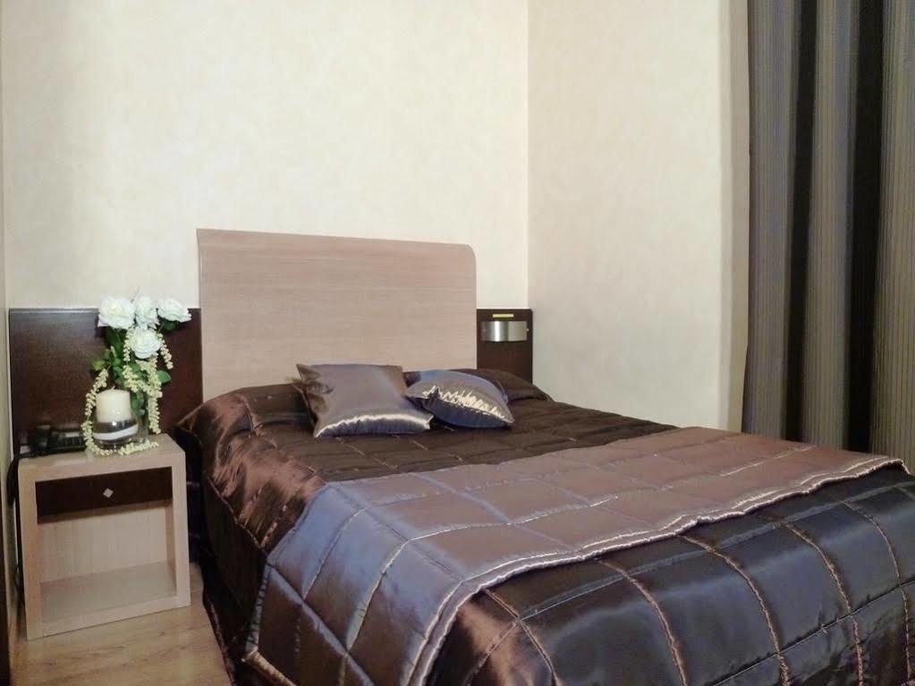 Eh Suites Rome Airport Euro House Hotels Фьюмичино Экстерьер фото